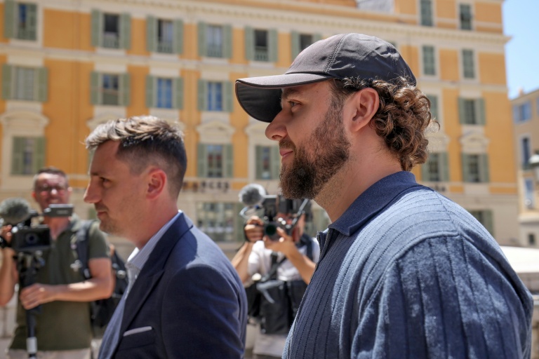 Le streamer Owen Cenazandotti (d), alias Naruto, arrive au tribunal de Nice pour l'ouverture de son procès, le 6 juillet 2026, poursuivi avec son collègue streamer Safine Hamadi, alias Safine, pour des faits de violence liés au décès de Raphaël Graven, connu en ligne sous le nom de Jean Pormanove, survenu lors d'une diffusion en direct