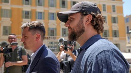 Le streamer Owen Cenazandotti (d), alias Naruto, arrive au tribunal de Nice pour l'ouverture de son procès, le 6 juillet 2026, poursuivi avec son collègue streamer Safine Hamadi, alias Safine, pour des faits de violence liés au décès de Raphaël Graven, connu en ligne sous le nom de Jean Pormanove, survenu lors d'une diffusion en direct