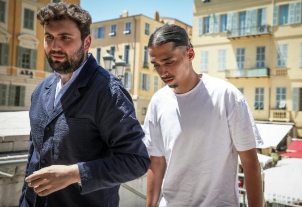 Le streamer français Safine Hamadi (d.), connu sous le nom de Safine, arrive avec son avocat Michel Tom au tribunal de Nice, dans les Alpes-Maritimes, pour l'ouverture de son procès, le 6 juillet 2026