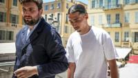 Le streamer français Safine Hamadi (d.), connu sous le nom de Safine, arrive avec son avocat Michel Tom au tribunal de Nice, dans les Alpes-Maritimes, pour l'ouverture de son procès, le 6 juillet 2026