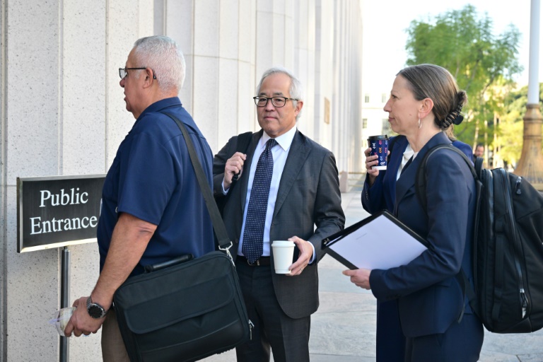 Luis Li (c), avocat de YouTube et Google, au tribunal à Los Angeles, le 25 février 2026