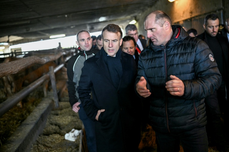 Le président français Emmanuel Macron (C) visite une ferme à Vallerois-le-Bois (Haute-Saône) dans l'est de la France, le 3 février  2026
