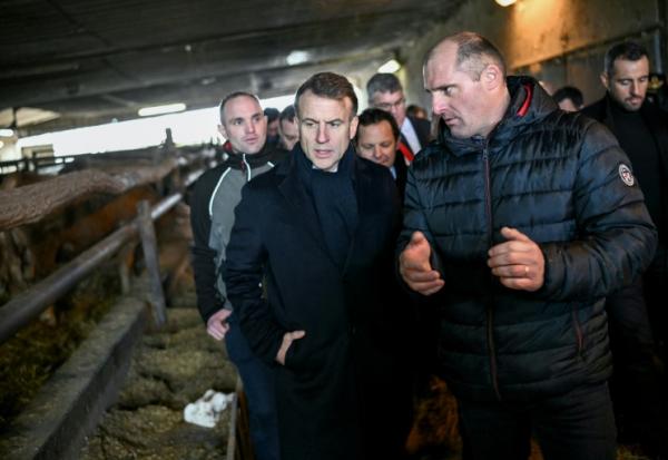 Le président français Emmanuel Macron (C) visite une ferme à Vallerois-le-Bois (Haute-Saône) dans l'est de la France, le 3 février  2026