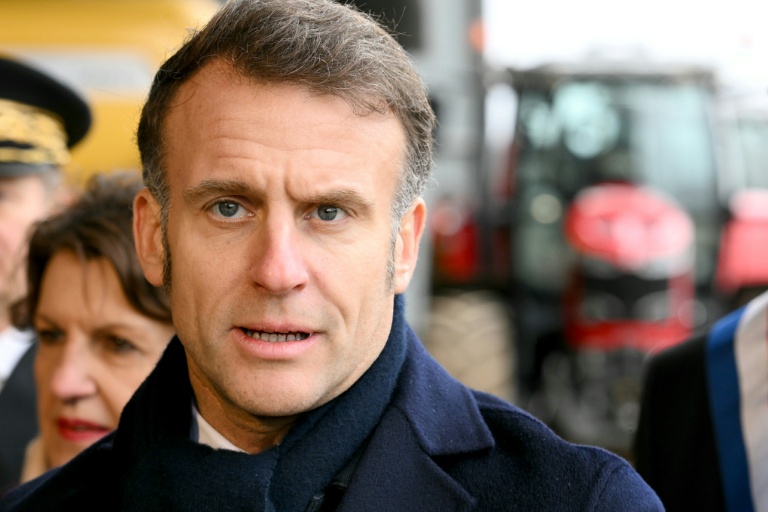 Le président français Emmanuel Macron s'adresse à la presse lors d'une visite dans une exploitation agricole, le 3 février 2026, à Vallerois-le-Bois (Haute-Saône)