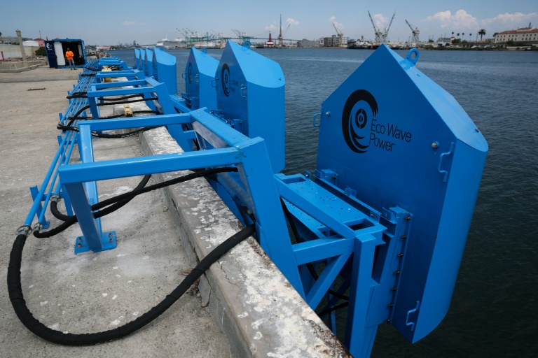 Le logo d'Eco Wave Power au port de Los Angeles à San Pedro, Californie le 26 août 2025