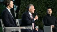 Le président ukrainien Volodymyr Zelensky (D) lors d'une conférence de presse conjointe avec les émissaires américains Steve Witkoff (C) et Jared Kushner (G), à Kiev, le 6 septembre 2026