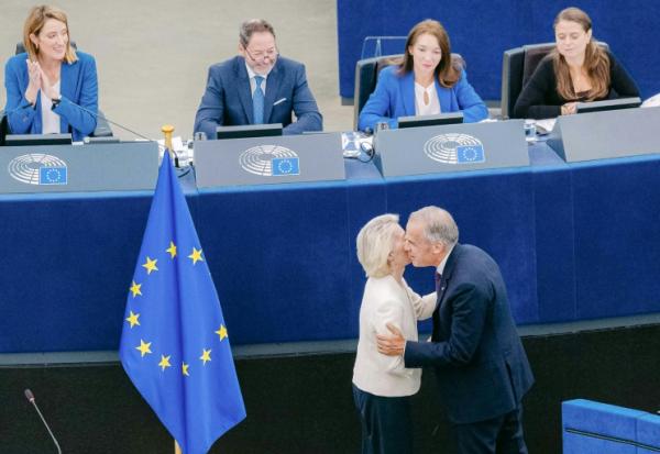 La présidente de la Commission européenne Ursula von der Leyen accueille le Premier ministre canadien Mark Carney, le 16 septembre 2026 au Parlement européen à Strasbourg, dans l'est de la France