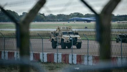 Un véhicule blindé patrouille dans la base militaire américaine RAF Fairford, dans le sud-ouest de l'Angleterre, le 28 septembre 2026