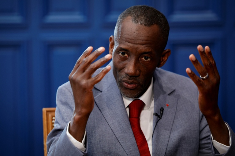 Le maire LFI de Saint-Denis, Bally Bagayoko lors d'un entretien avec l'AFP, dans son bureau à Saint-Denis, le 1er avril 2026 en Seine-Saint-Denis