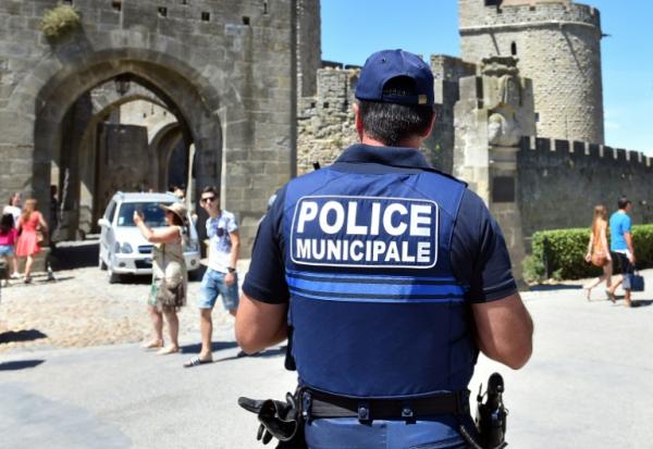 Un policier municipal devant la cité de Carcassonne, le 2 août 2016
