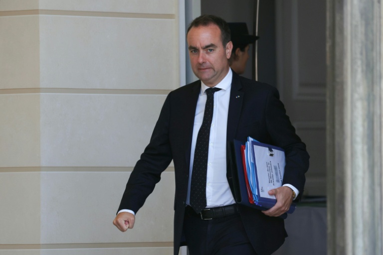Le Premier ministre français Sébastien Lecornu quitte le palais de l'Elysée à Paris, le 9 juillet 2026