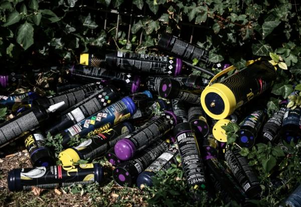 Des bouteilles de protoxyde d'azote, utilisé comme gaz hilarant, le 22 août 2025à Melun, en Seine-et-Marne