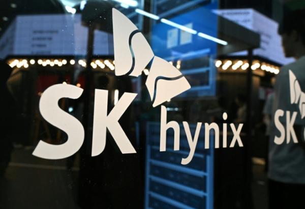 La capitalisation boursière du champion sud-coréen de puces mémoire SK hynix a dépassé mercredi pour la première fois la barre des 1.000 milliards de dollars, portée par une colossale envolée de la demande mondiale liée à l'IA