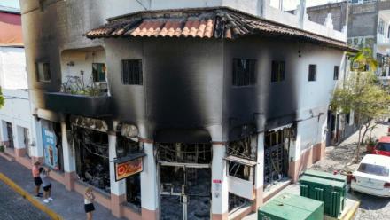 Un commerce incendié à Puerto Vallarta, au Mexique, le 24 février 2026