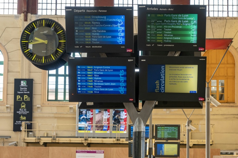 Des écrans affichent les arrivées et départs à la gare de Marseille, lors d'une grève nationale de 24 heures de la SNCF, le 10 juin 2026