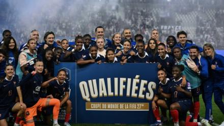 Les Françaises célèbrent leur qualification pour le Mondial-2027 au Brésil, acquise mardi soir au Stade des Alpes à Grenoble.