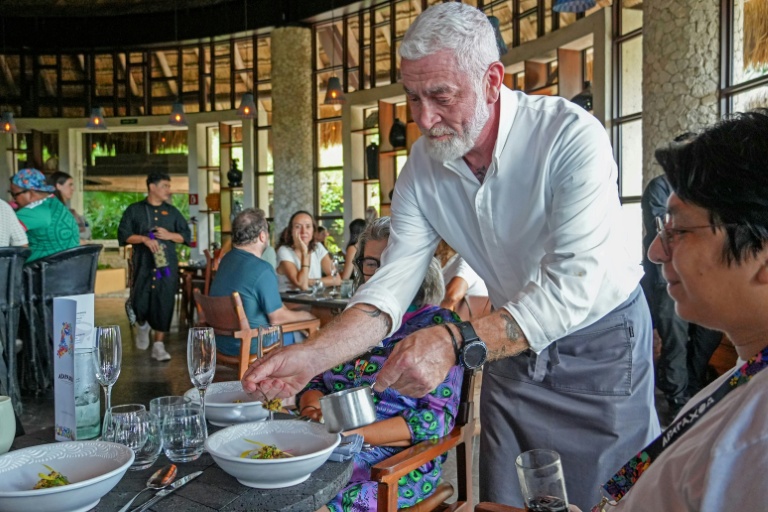 Le chef brésilien Alex Atala sert un plat dans un restaurant du complexe Xcaret à Playa del Carmen, au Mexique, le 20 septembre 2026
