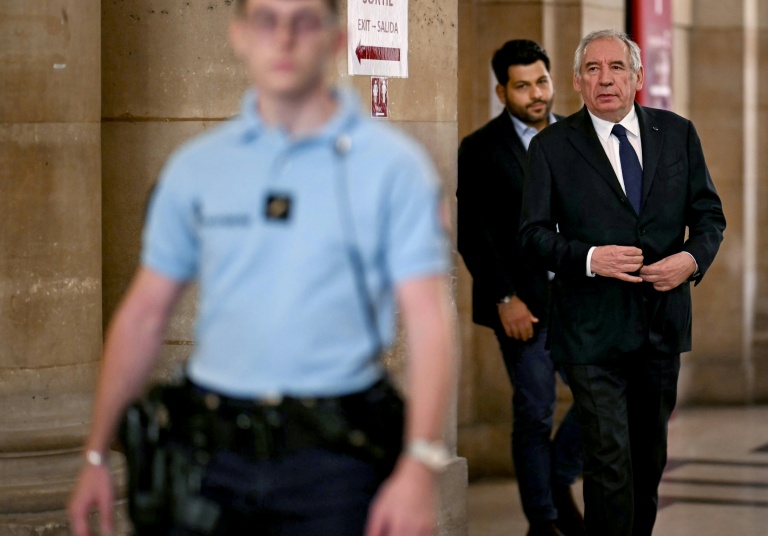 Le président du Modem François Bayrou arrive au tribunal de Paris pour le procès en appel de détournement de fonds publics au préjudice du Parlement européen, le 9 septembre 2026