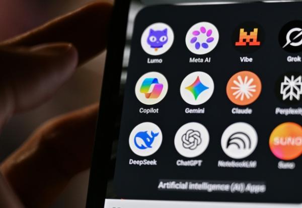 Les icônes de certaines des principales applications basées sur l’intelligence artificielle photographiées sur un smartphone le 15 juillet 2026, avec les logos (de gauche à droite) de Lumo de Proton AG, Meta AI, Mistral Vibe (anciennement Le Chat), Grok de xAI, Copilot de Microsoft, Gemini de Google, Claude d’Anthropic, Perplexity, Deepseek, Chat GPT d’OpenAI, Notebook LLM de Google et l’application de musique générative Suno