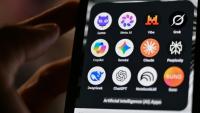 Les icônes de certaines des principales applications basées sur l’intelligence artificielle photographiées sur un smartphone le 15 juillet 2026, avec les logos (de gauche à droite) de Lumo de Proton AG, Meta AI, Mistral Vibe (anciennement Le Chat), Grok de xAI, Copilot de Microsoft, Gemini de Google, Claude d’Anthropic, Perplexity, Deepseek, Chat GPT d’OpenAI, Notebook LLM de Google et l’application de musique générative Suno