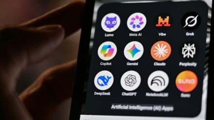 Les icônes de certaines des principales applications basées sur l’intelligence artificielle photographiées sur un smartphone le 15 juillet 2026, avec les logos (de gauche à droite) de Lumo de Proton AG, Meta AI, Mistral Vibe (anciennement Le Chat), Grok de xAI, Copilot de Microsoft, Gemini de Google, Claude d’Anthropic, Perplexity, Deepseek, Chat GPT d’OpenAI, Notebook LLM de Google et l’application de musique générative Suno