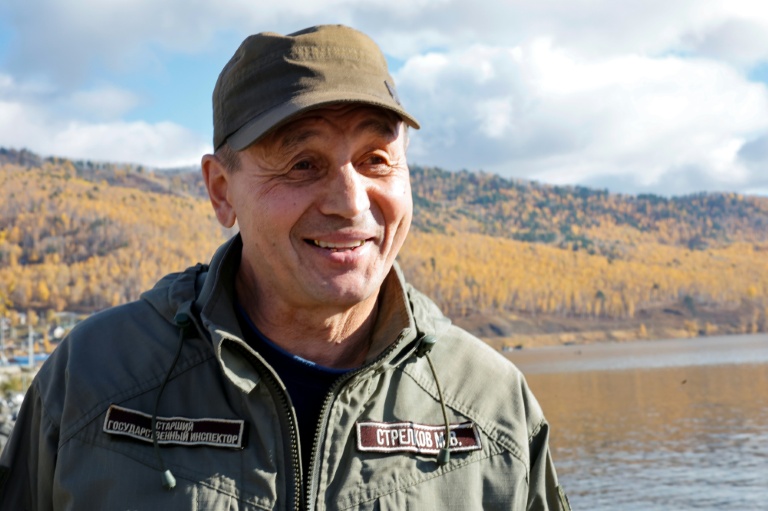 Mikhaïl Strelkov, inspecteur pour la protection de l'environnement, lors d'un entretien avec l'AFP sur les rives du lac Baïkal, dans la région d'Irkoutsk, le 7 octobre 2026 en Sibérie