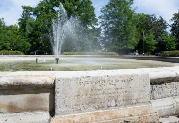 La fontaine honorant Francis Newlands à Chevy Chase Circle, près de Washington, le 13 mai 2026