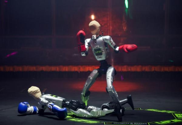 Deux robots de l'UFB (Ultimate Fighting Robot) s'affrontent à la BattleBots Arena de Las Vegas, le 6 janvier 2026