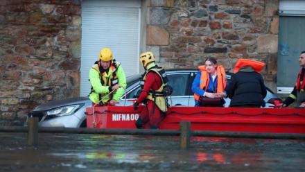 Des habitants évacués de leur domicile à Quimperlé (Finistère) en raison des inondations, le 22 janvier 2026