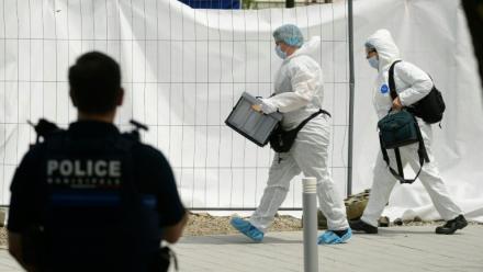 Des membres de la police scientifique recherchent des indices après qu'un jeune homme a été abattu par balle dans le quartier de la Bottière à Nantes, le 4 juin 2026 en Loire-Atlatnique