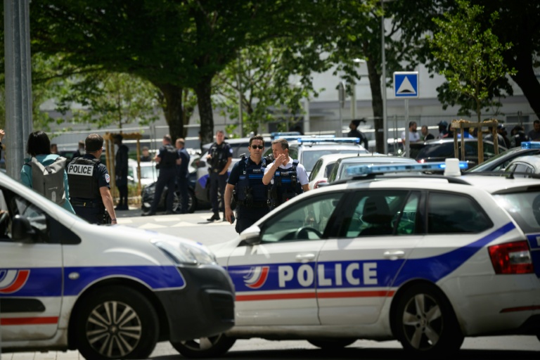 Des policiers et soldats près du lieu où un jeune homme a été abattu dans un quartier populaire de Nantes, le 4 juin 2026 en Loire-Atlantique