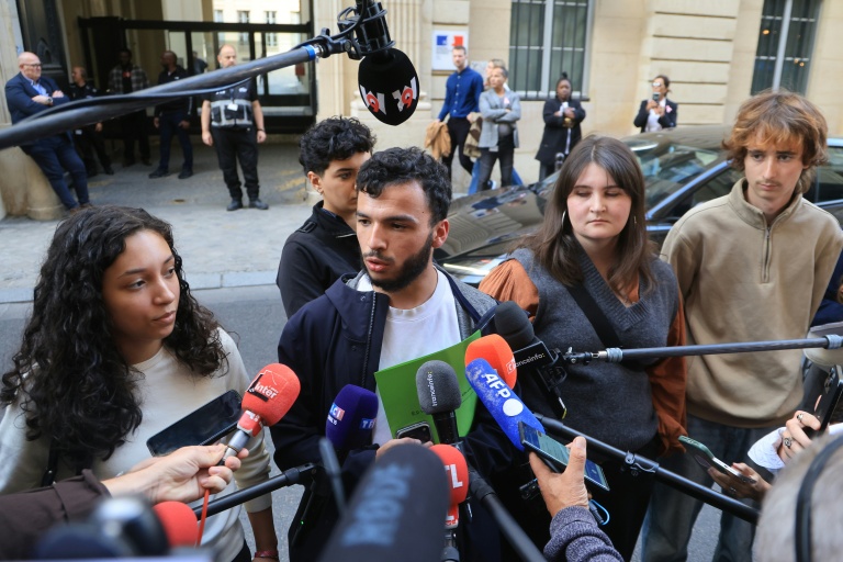 De g à d : la secrétaire nationale de l'USL Lydia Hamadene, les secrétaires généraux de l'USL Ryad Rani et de l’Union étudiante Éloïse Lefebvre-Milon et le co-secrétaire général de l'USL Marius Mesnil lors d'un point-presse devant le ministère de l'Education à Paris, le 2 octobre 2026