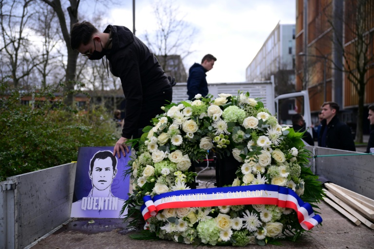 Une couronne de fleurs et un portrait de Quentin Deranque avant une marche en sa mémoire, le 21 février 2026 à Lyon