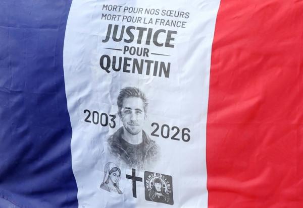 Un portrait de Quentin Deranque, décédée après une violente agression à Lyon, sur un drapeau français lors d'un rassemblement en son hommage à Paris, le 15 février 2026