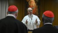 Photo diffusée par les médias du Vatican, le 10 mai 2025, du pape Léon XIV lors d'une rencontre avec des cardinaux au Vatican