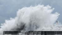 De fortes vagues déferlent le long de la côte à Yilan, alors que le typhon Bavi se dirige vers le nord-est de Taïwan, le 10 juillet 2026