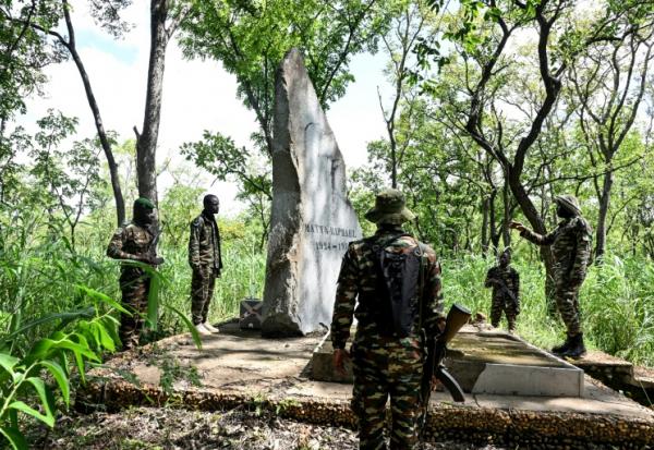 Des gardes forestiers rendent hommage à Raphaël Matta, tué par des braconniers en 1959, devant sa tombe dans le parc national de la Comoé, le 10 octobre 2025 dans le nord-est de la Côte d'Ivoire