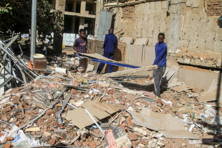 Des ouvriers déblaient des débris le 17 janvier 2026 à Khartoum