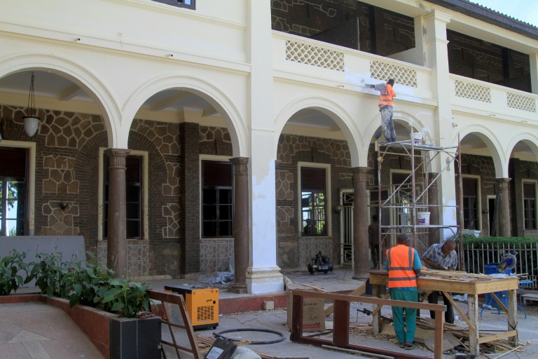 Des ouvriers font des travaux au Grand Hôtel de Khartoum, le 17 janvier 2026