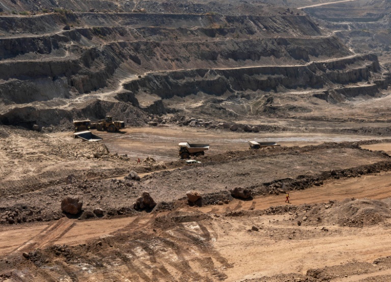 Des camions transportent du minerai depuis la mine de Tenke Fungurume, l'une des plus grandes mines de cuivre et de cobalt au monde, appartenant à une société chinoise, le 17 juin 2023 dans le sud-est de la RDC