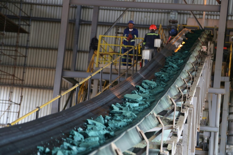 Un tapis roulant transporte des morceaux de cobalt brut après une première transformation dans une usine de Lubumbashi le 16 février 2018 en RDC