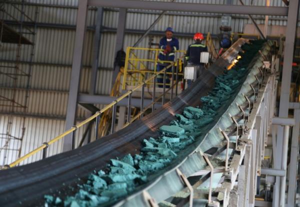 Un tapis roulant transporte des morceaux de cobalt brut après une première transformation dans une usine de Lubumbashi le 16 février 2018 en RDC