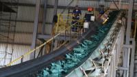 Un tapis roulant transporte des morceaux de cobalt brut après une première transformation dans une usine de Lubumbashi le 16 février 2018 en RDC