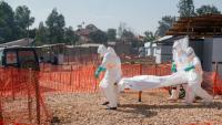 Des agents sanitaires transportent le corps d'une victime du virus Ebola, le 13 juin 2026 à Bunia, dans la province de l'Ituri, en RDC