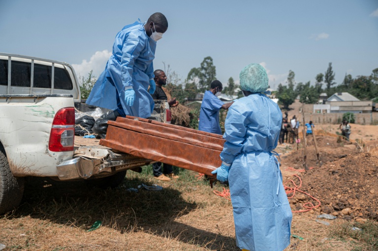 Un prêtre procède à une cérémonie de bénédiction au cimetière de Mbiyo pour une victime du virus Ebola, le 19 juin 2026 à Bunia, en RDC