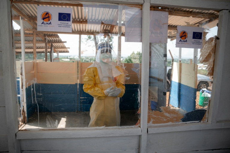 Un soignant en combinaison de protection dans la zone rouge du centre de traitement Ebola de l'hôpital général de référence de Rwampara, dans la province de l'Ituri, le 12 juin 2026 en RDC