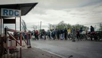 Des Burundais déplacés par les combats font la queue avec leurs biens pour tenter de passer au Burundi suite à la fermeture de la frontière entre la République démocratique du Congo et le Burundi, au poste-frontière de Kavimvira (RDC) le 14 décembre 2025