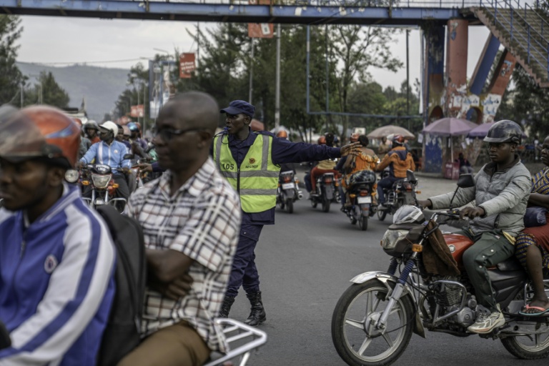 Un policier du groupe armé M23 dirige la circulation à un carrefour à Goma, en RDC, le 15 janvier 2026