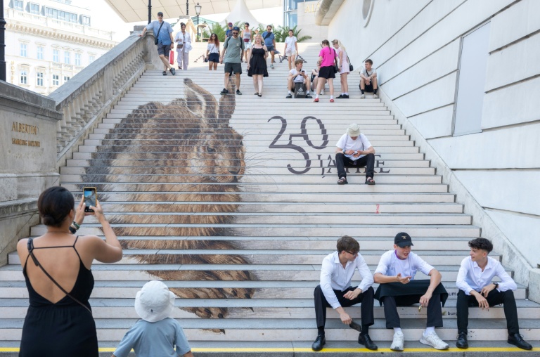 Des visiteurs devant l'entrée du musée Albertina à Vienne, le 30 juin 2026 en Autriche