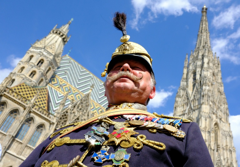 Un participant aux célébrations du 330e anniversaire de l'empire austro-hongrois, le 18 juin 2026 à Vienne, en Autriche